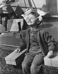 Фотография называется «Солнышко». 1961г. У витрины «Центрального детского мира».